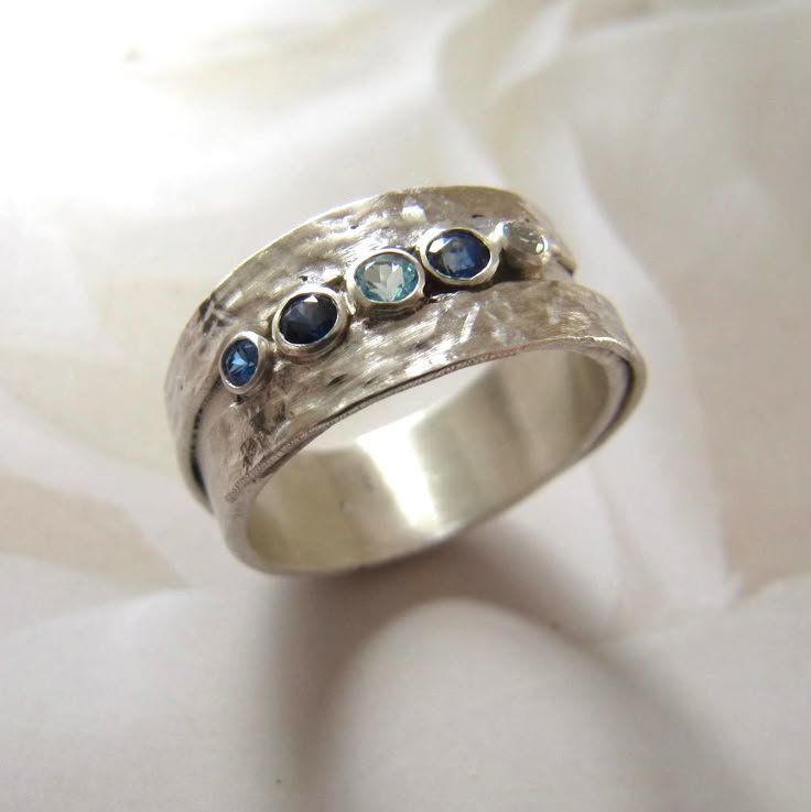 Anillo Plateado con Incrustaciones de Piedras Azules