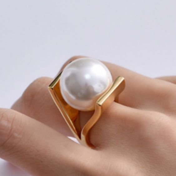 Anillo Dorado Vintage de Perla con Incrustaciones