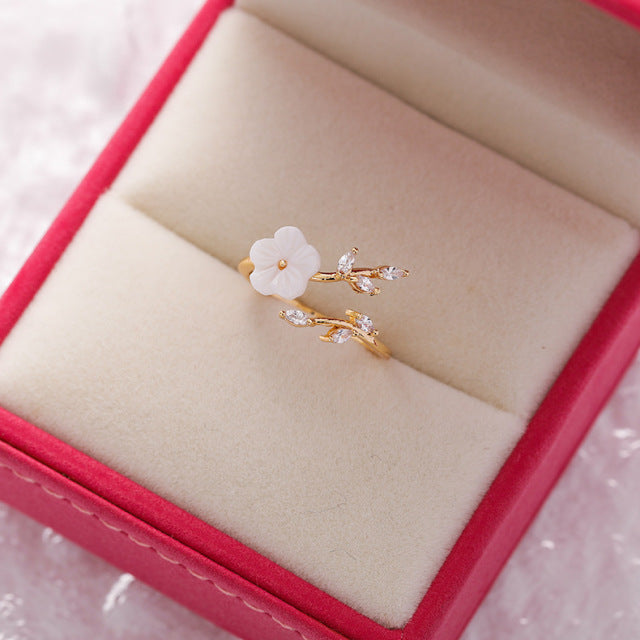 Anillo Ajustable de Flor Silvestre con Zirconia en Oro