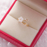 Anillo Ajustable de Flor Silvestre con Zirconia en Oro