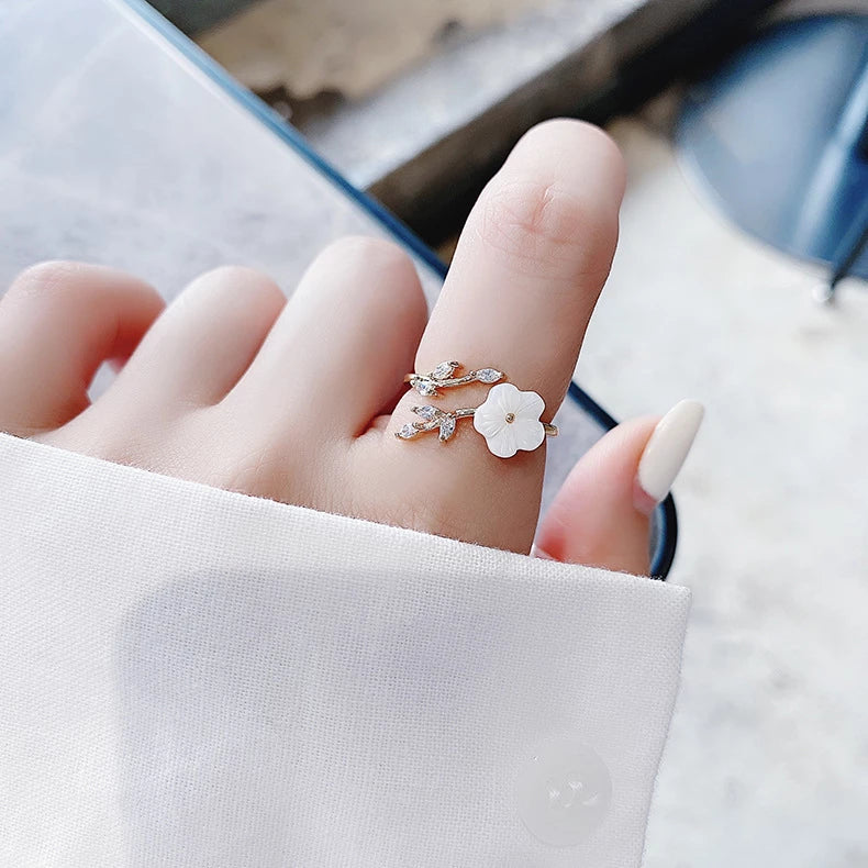 Anillo Ajustable de Flor Silvestre con Zirconia en Oro