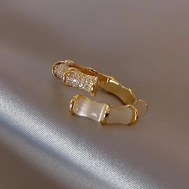 Anillo Ajustable de Lujo de Ópalo Blanco en Oro