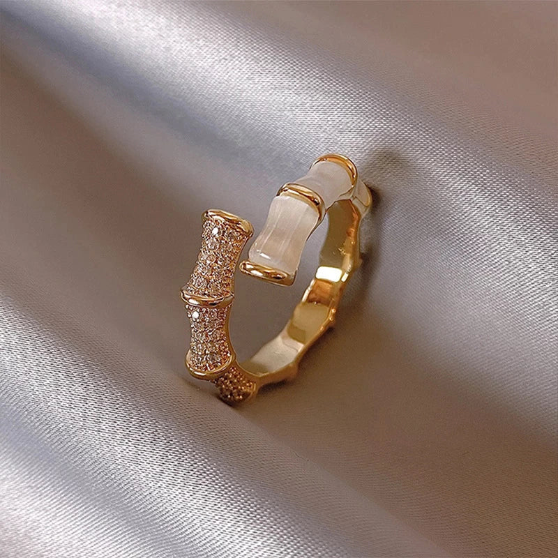 Anillo Ajustable de Lujo de Ópalo Blanco en Oro