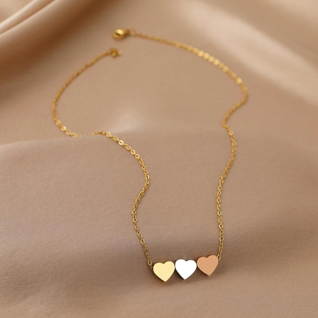 Collar de Triple Corazón en Oro