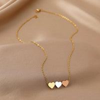 Collar de Triple Corazón en Oro