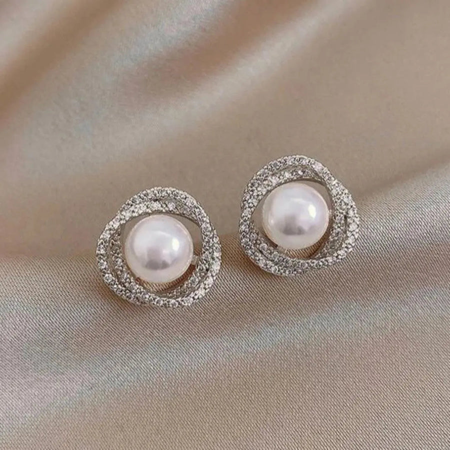 Aretes brillantes en espiral con perlas elegantes