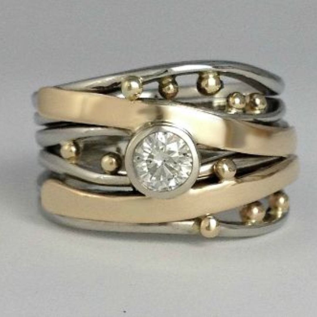 Anillo Vintage en Oro con Incrustaciones de Zirconia
