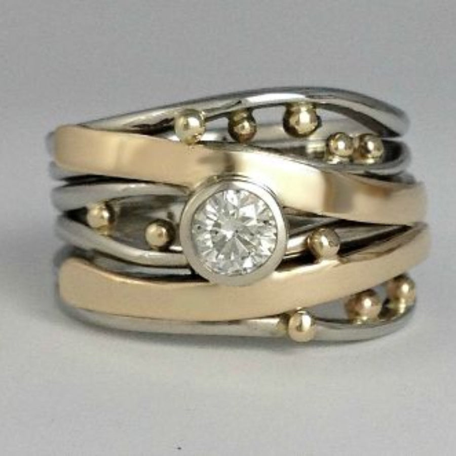Anillo Vintage en Oro con Incrustaciones de Zirconia