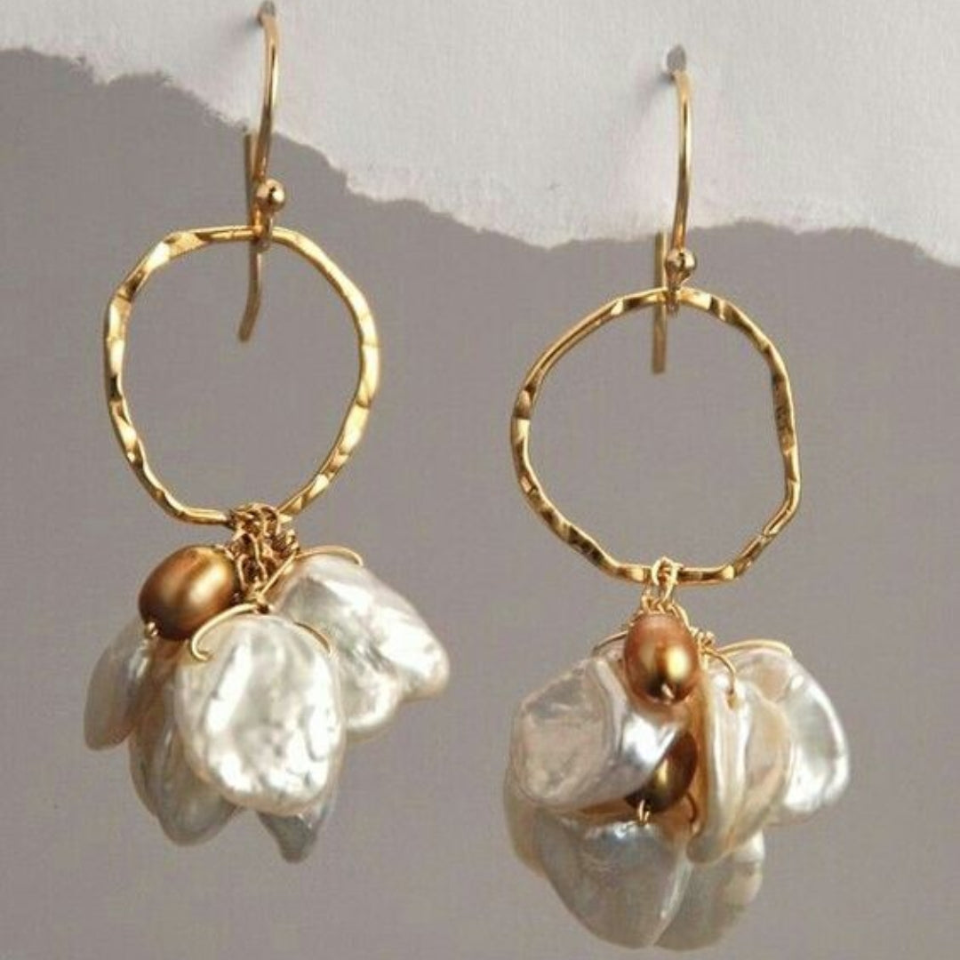 Aretes Dorados Vintage de Perla y Flor Colgante