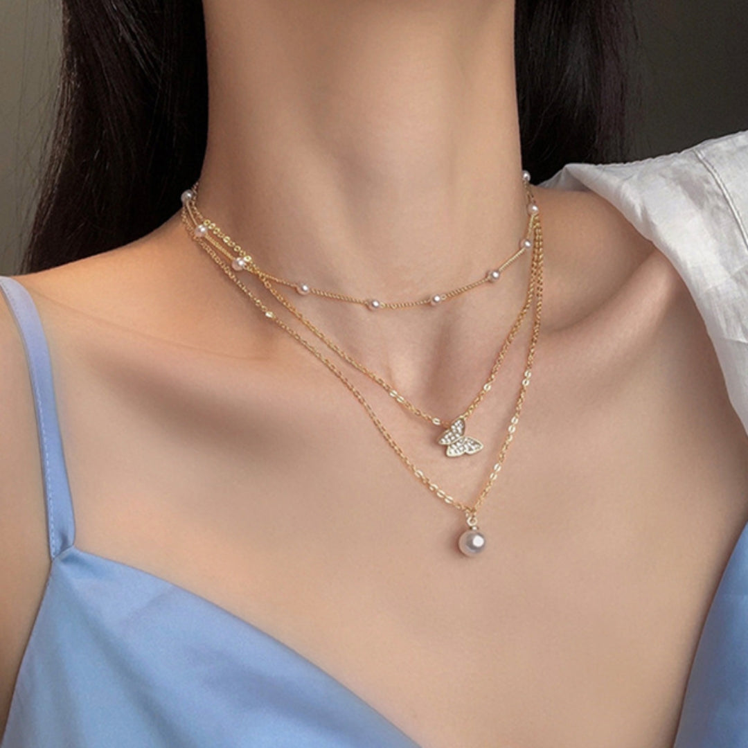Collar de Mariposa Reluciente con Perla en Oro