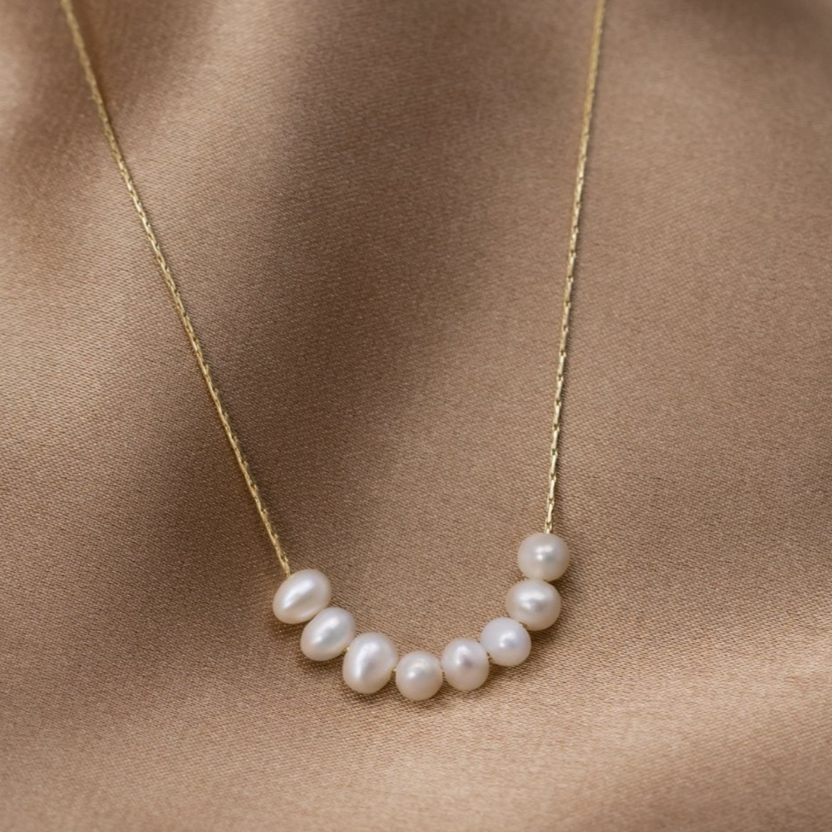 Collar de Perlas de Agua Dulce en Oro | Joyería Sostenible Inspirada en el Océano