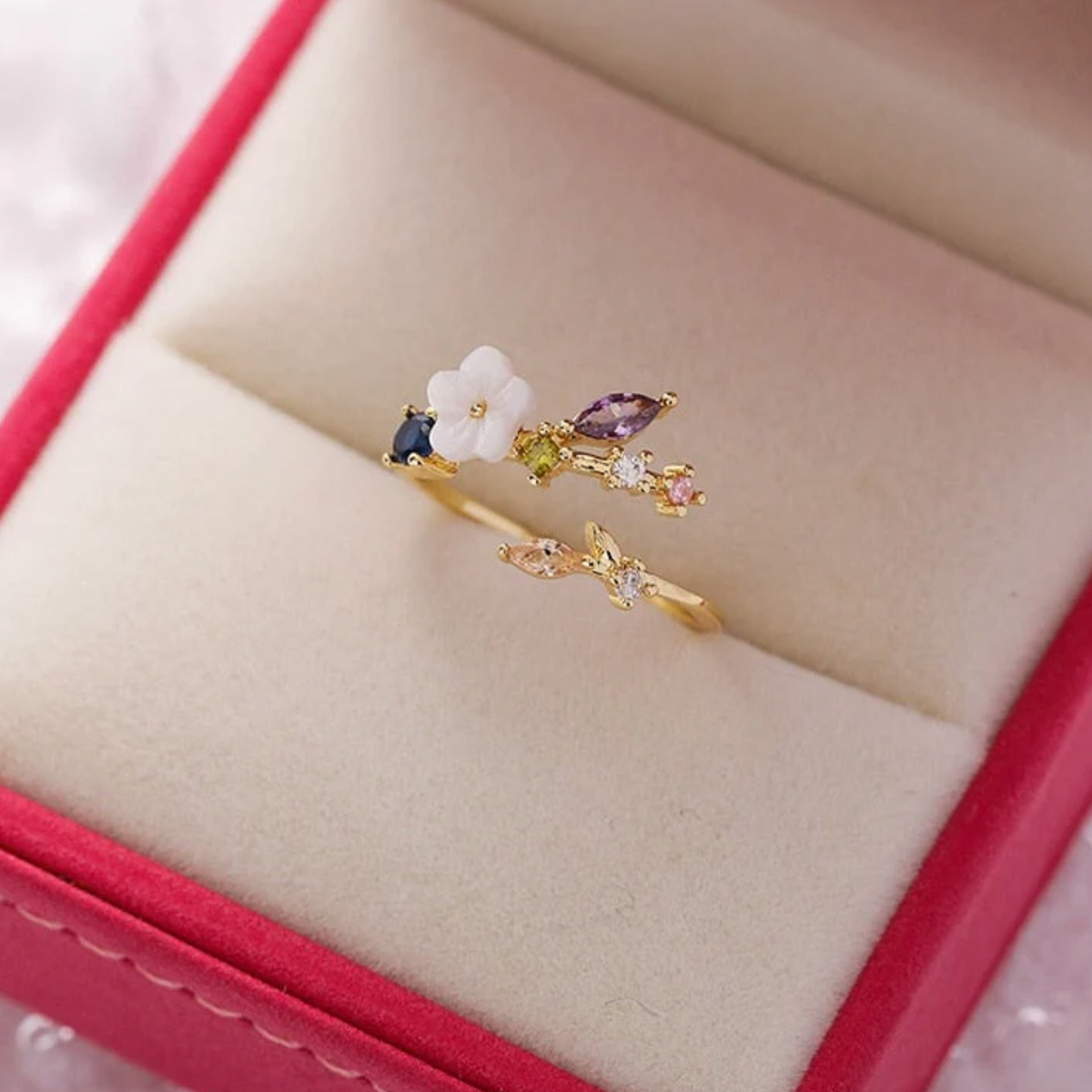 Anillo Ajustable de Flor Silvestre con Zirconia Colorida en Oro