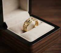 Anillo Forjado de Cristal Azul con Incrustaciones en Oro Estilo Antiguo