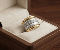 Anillo Amarillo Grueso en Capas Atemporal