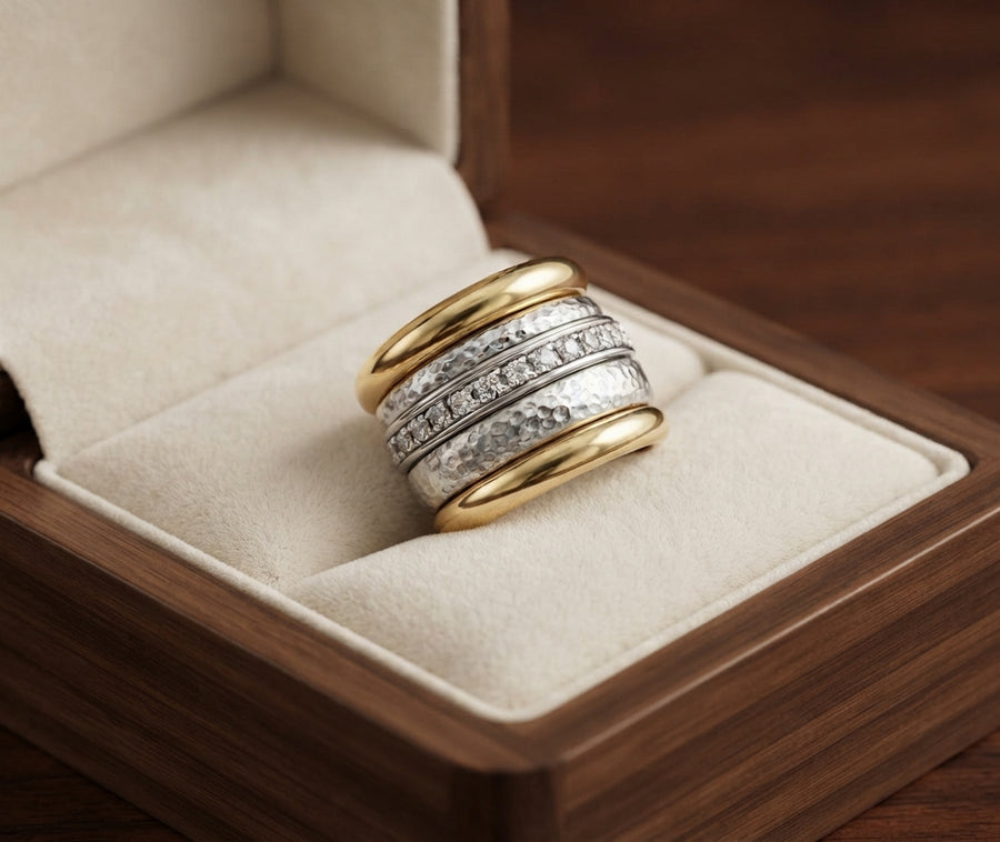 Anillo Amarillo Grueso en Capas Atemporal