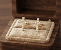 Aretes de Botón de Cruz Pavé