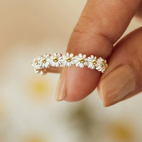 Anillo Ajustable de Margarita en Plata y Esmalte Pintado a Mano