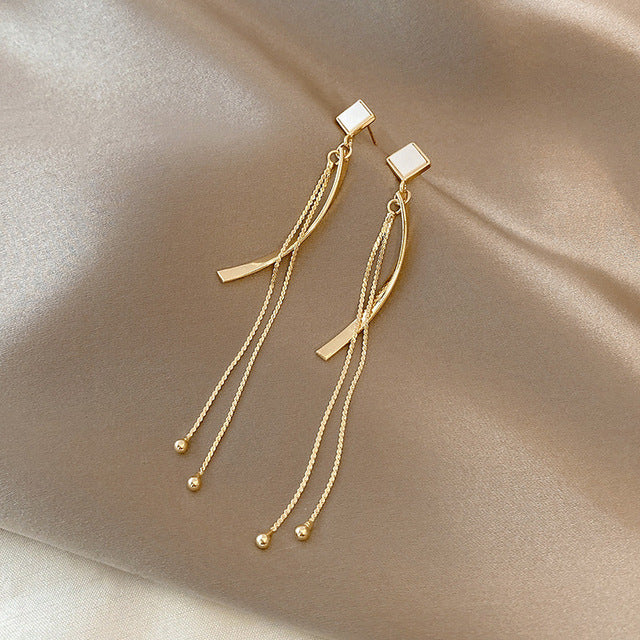 Aretes con Dije de Ópalo Blanco en Oro