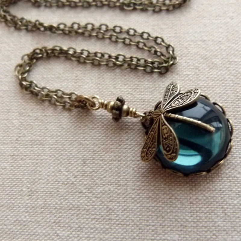 Collar con Dije de Libélula de Piedra Verde Vintage