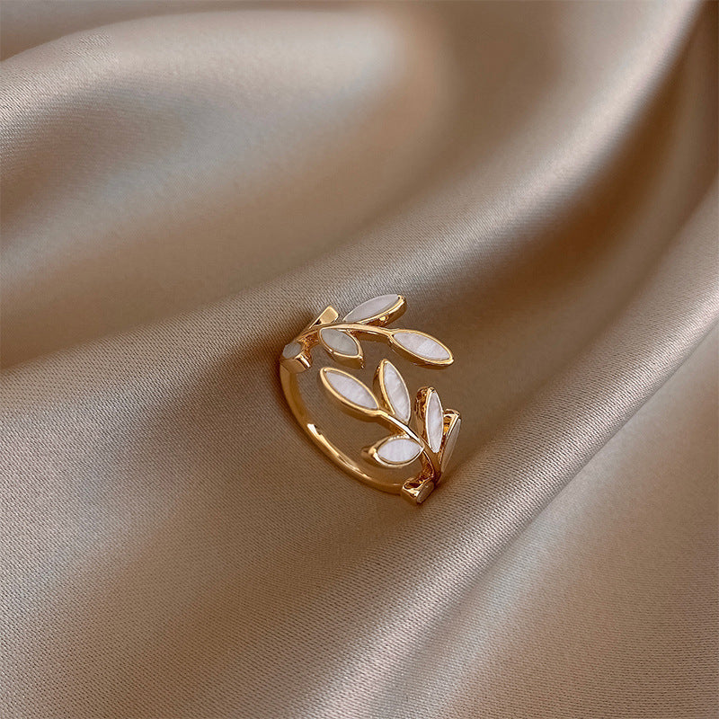 Anillo Ajustable de Hoja de Ópalo Blanco en Oro