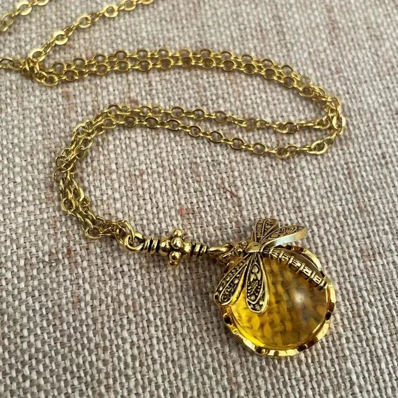 Collar con Dije de Libélula en Oro Vintage