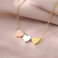 Collar de Triple Corazón en Oro