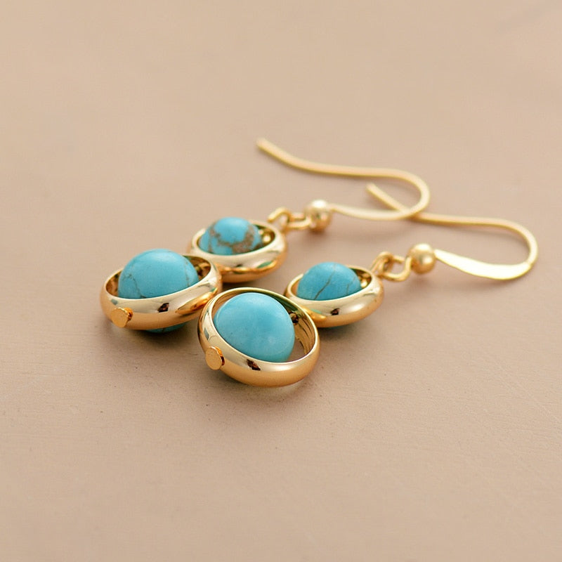 Aretes Colgantes de Esfera Turquesa en Oro