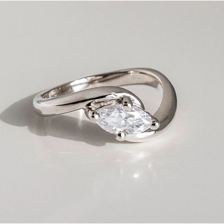 Anillo Vintage Ondulado de Zirconia en Plata