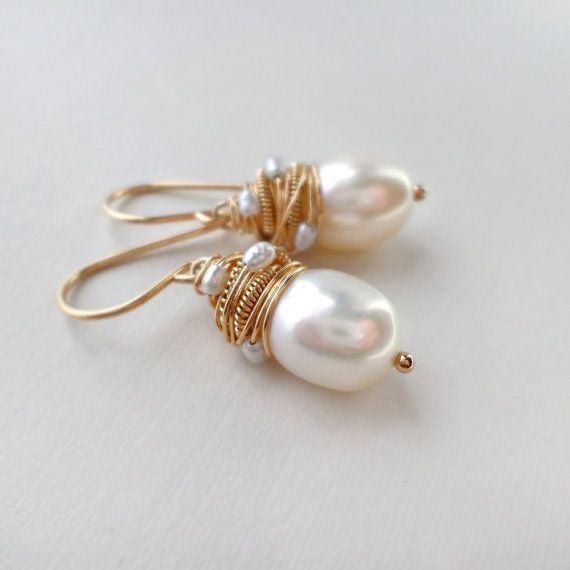 Aretes Vintage de Perla con Hilos Dorados