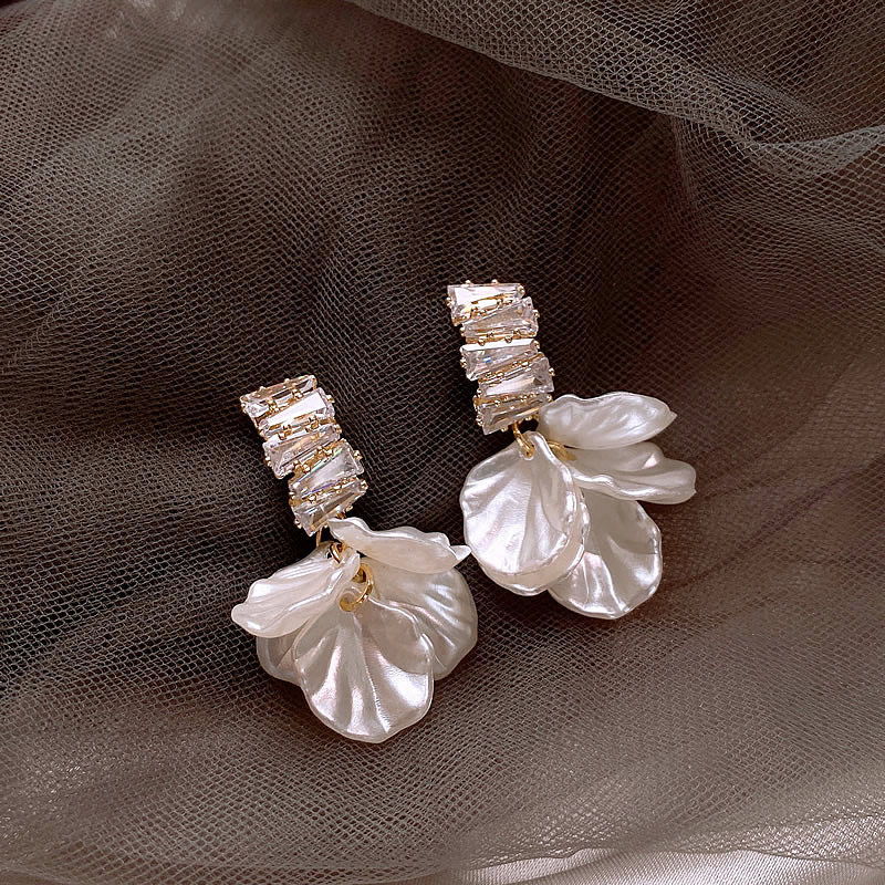 Aretes Elegantes de Pétalo de Oro en Blanco