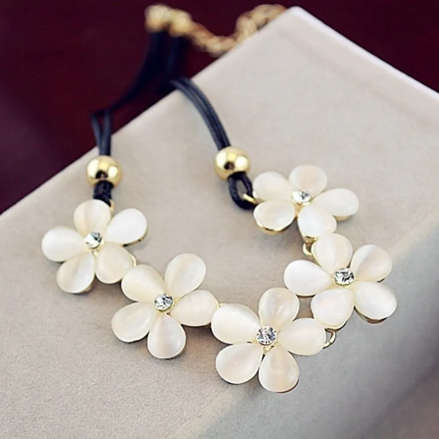 Collar de Flor Blanca Vintage