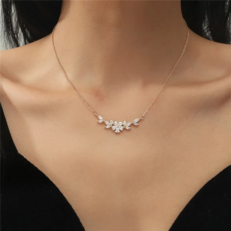 Collar Elegante de Flor Brillante