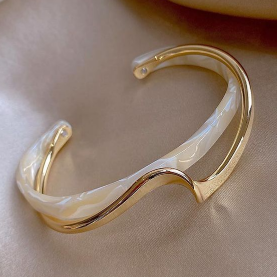 Phoebe - Pulsera Elegante de Ópalo en Oro