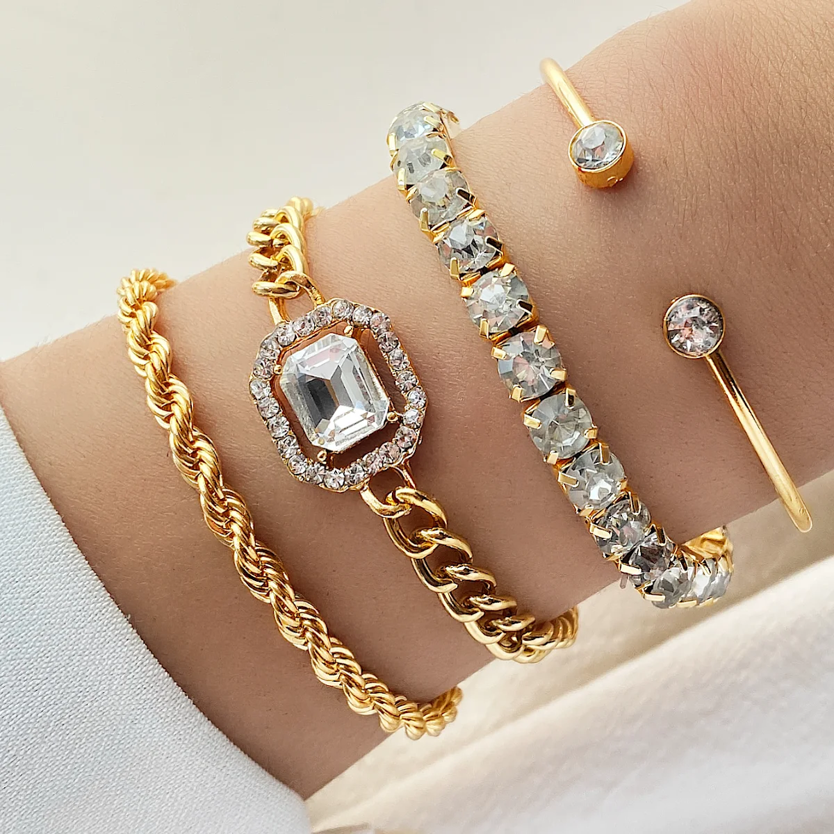 Set de Pulseras Doradas Elegantes y Brillantes