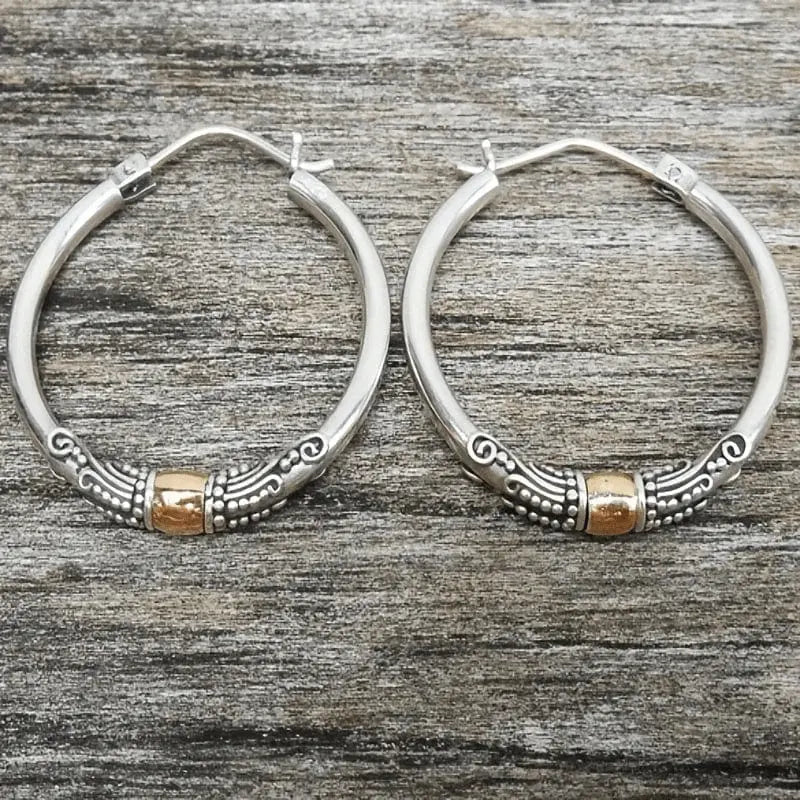 Aretes de Aro Vintage con Patrón Tallado en Plata