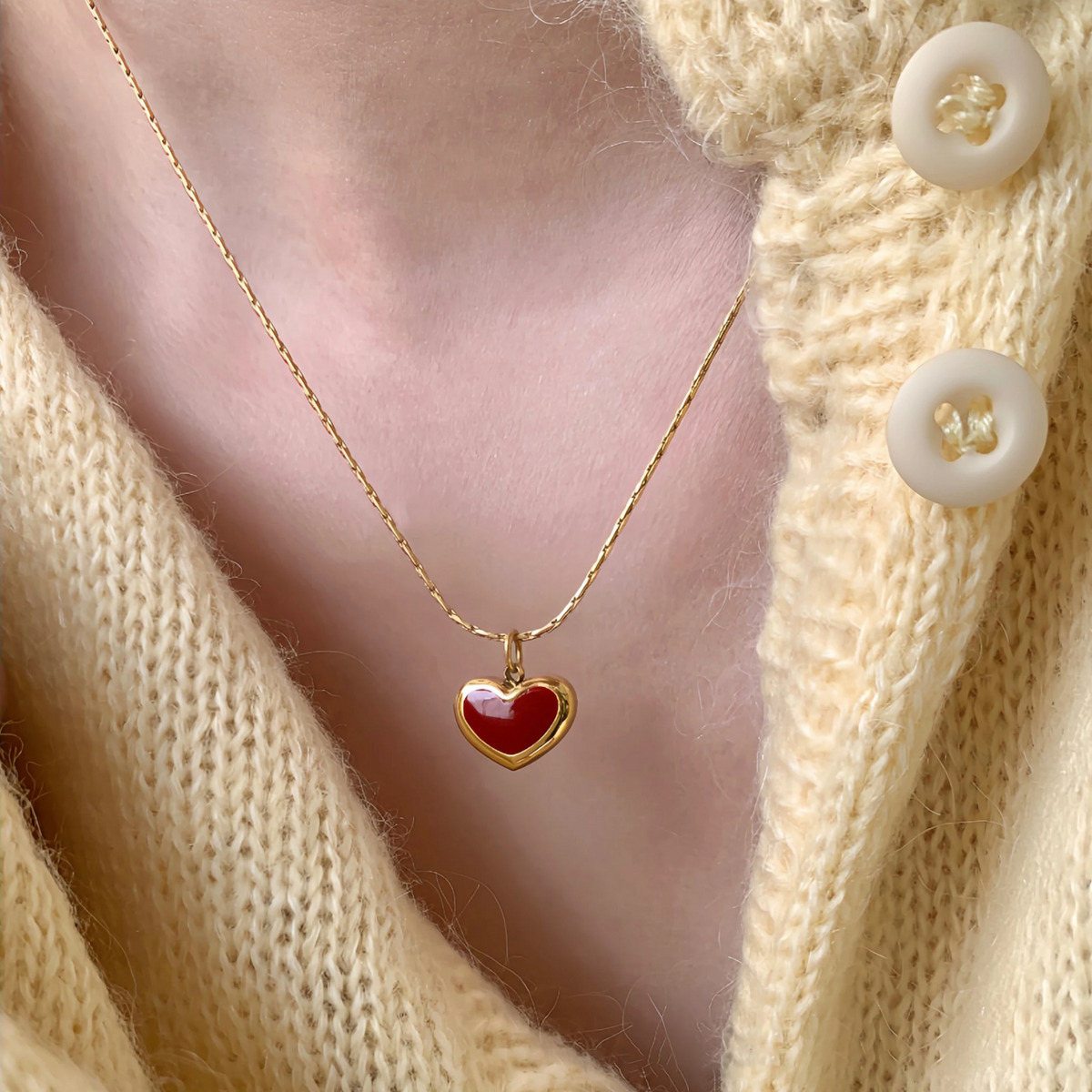 Collar Elegante de Corazón Rojo en Oro