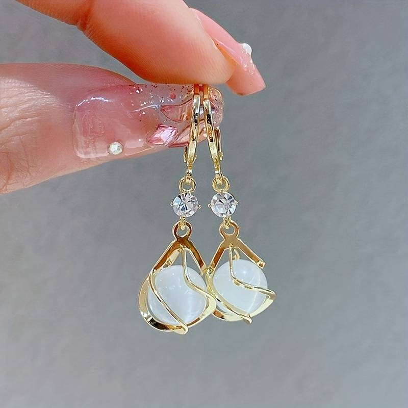 Aretes Colgantes Dorados Vintage de Ópalo Blanco