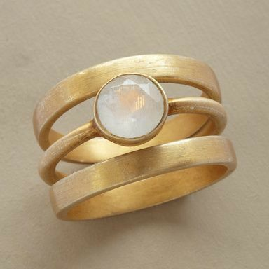 Anillo Vintage de Oro & Piedra de Luna con Incrustaciones