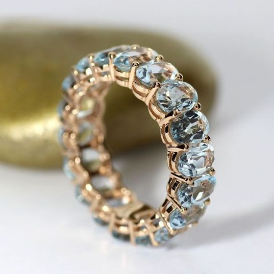 Anillo Vintage en Oro con Incrustaciones de Vidrio Azul