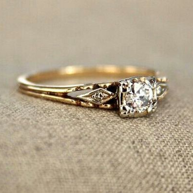 Anillo Fino Vintage de Zirconia en Oro