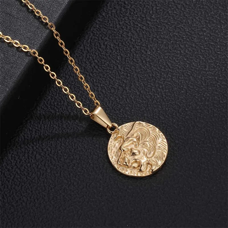 Collar Clásico de Dije de Moneda con Cabeza de León Grabada en Oro