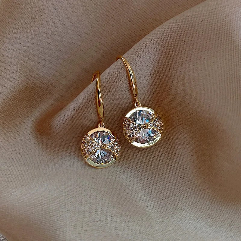 Aretes Colgantes Redondos Chispeantes en Oro