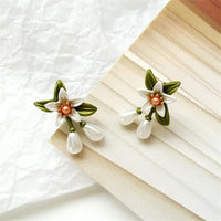 Aretes Colgantes de Perla y Flor Blanca