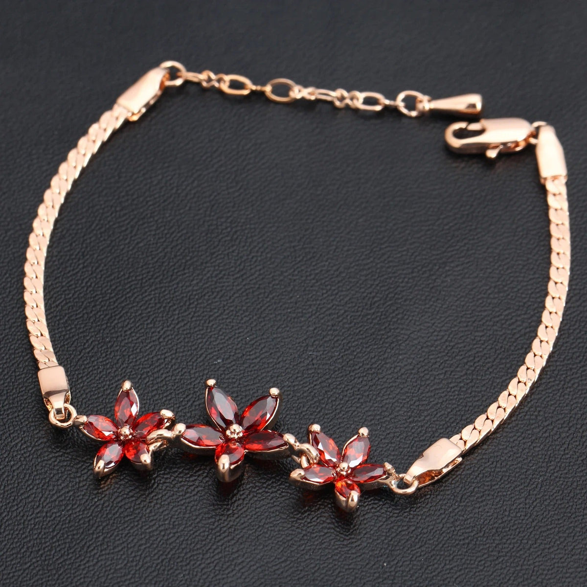 Pulsera Retro de Oro Rosa & Tres Flores de Cristal Rojo