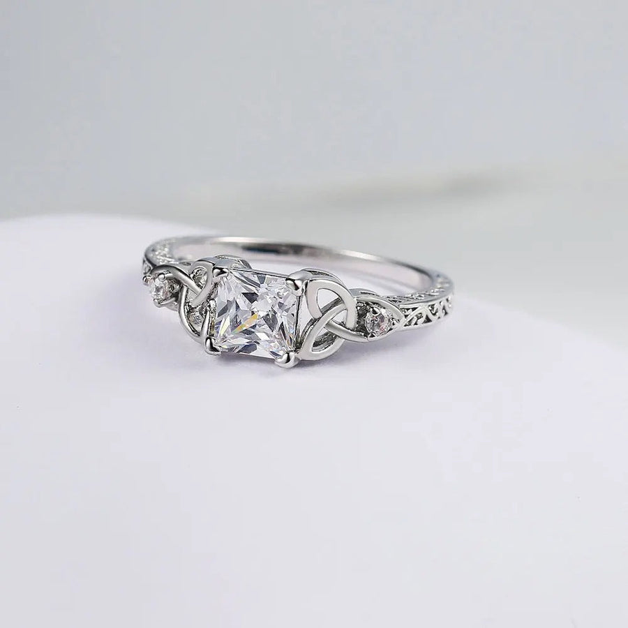 Anillo de Diseño con Nudo y Gema Cuadrada Central en Plata