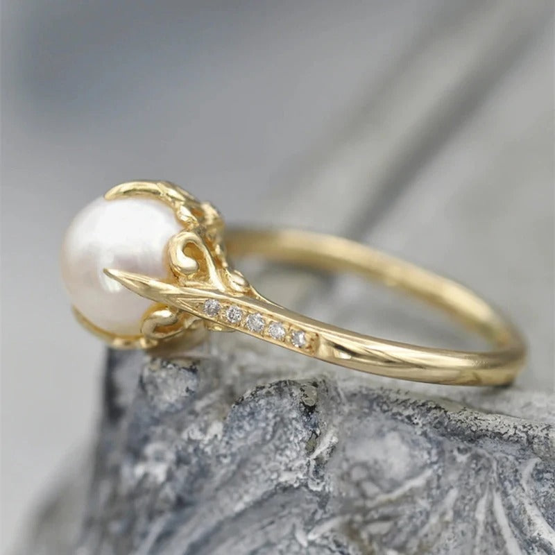 Anillo Vintage con Perla Central en Oro