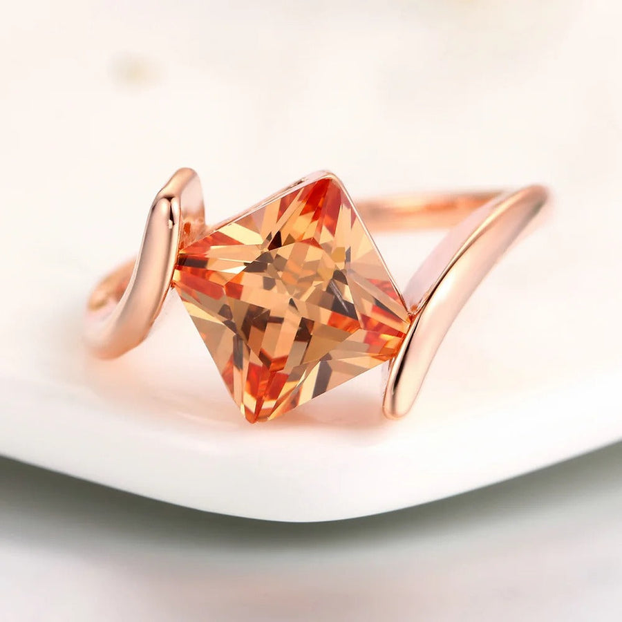Anillo de Gema Naranja Corte Pirámide en Oro Rosa