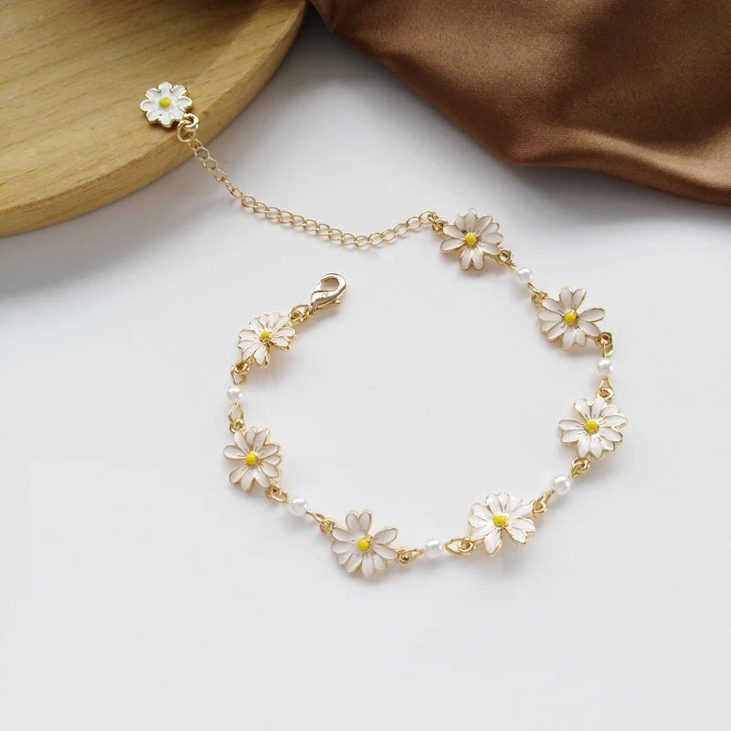 Pulsera Vintage de Perla y Flor Blanca en Oro