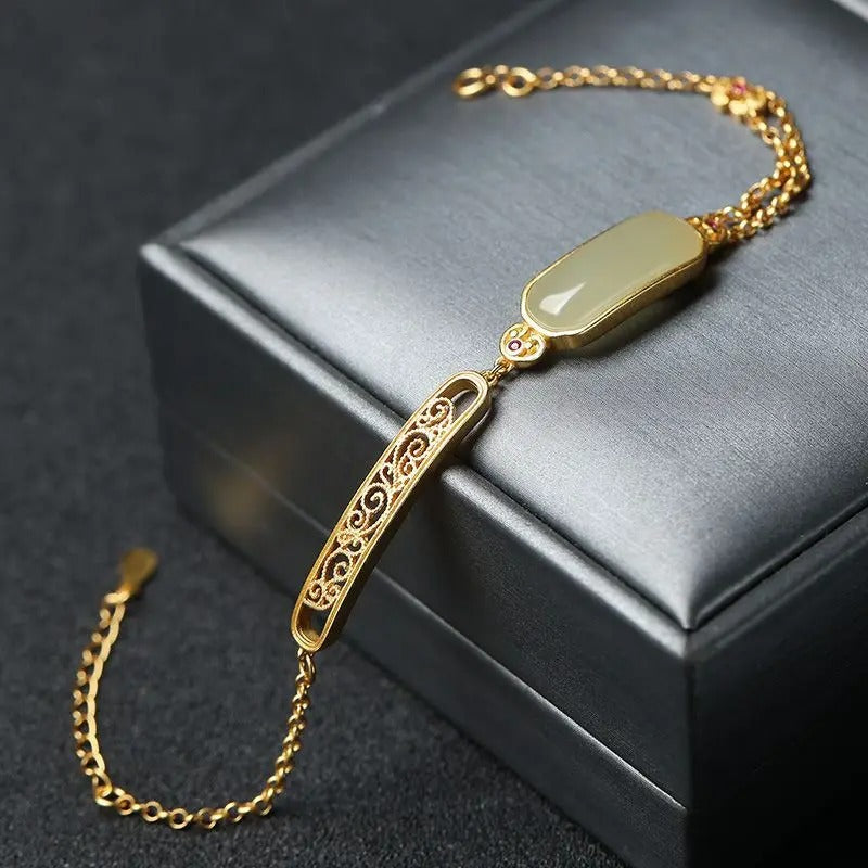 Pulsera Clásica de Gema Verde & Detalle de Filigrana Floral en Oro