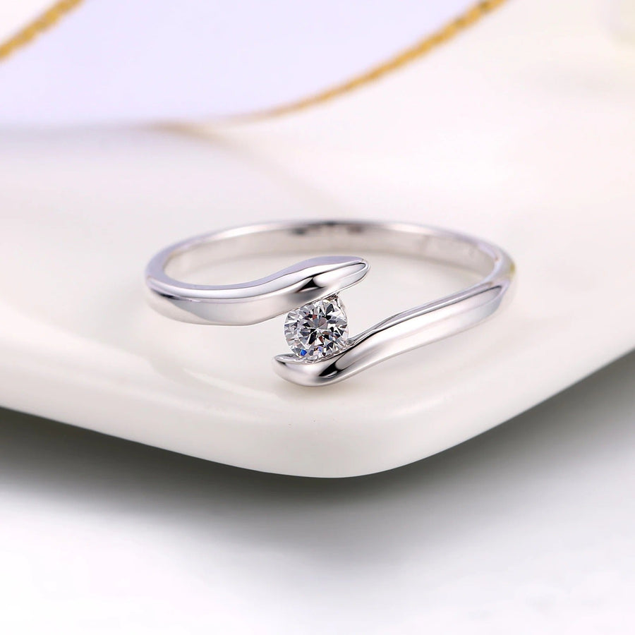 Anillo de Aro Curvo en Plata & Diamante Central Brillante
